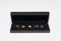 Two pure gold teeth, which represent the “remains” of the assassinated Prime Minister Patrice Lumumba, are presented with three pop-corn shaped bronze pieces, and together compose a game that denounces American interests while comparing them to symbolic notions of complexity and thoughtlessness. 
